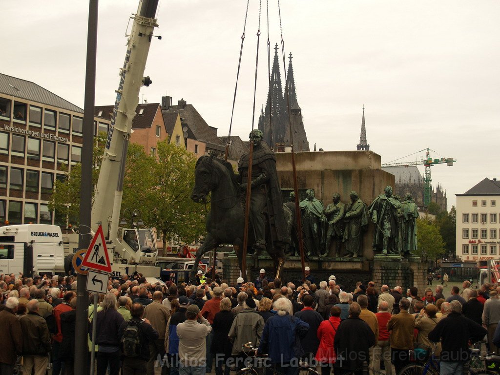 Reiterdenkmal kehrt zurueck auf dem Heumarkt P43.JPG